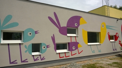 Dekorativní malba na fasádu abstraktní ptáci MS Dobruška (2)