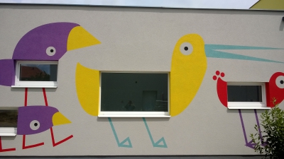 Dekorativní malba na fasádu abstraktní ptáci MS Dobruška (3)