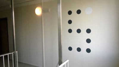 Interiérové polepy - orientační systém v bytovém domě (3)